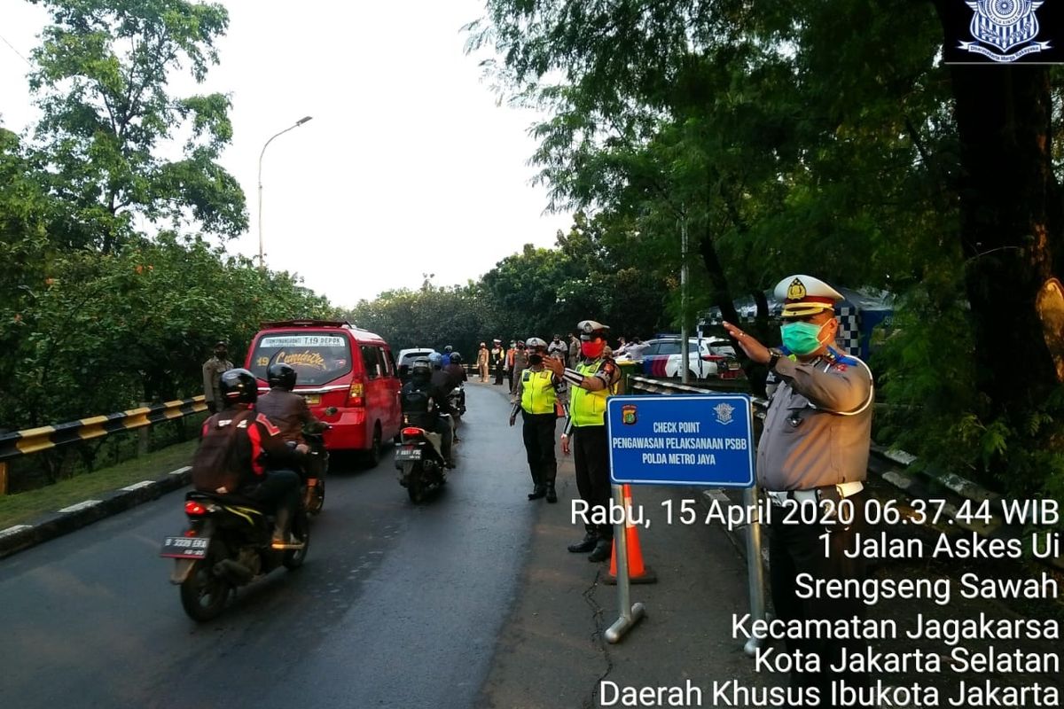 Jalan Akses UI di perbatasan Jakarta Selatan dan Depok, Jawa Barat padat akibat pemeriksaan kendaraan sehubungan dengan penerapan hari pertama PSBB di Depok, Rabu (15/4/2020) pagi.