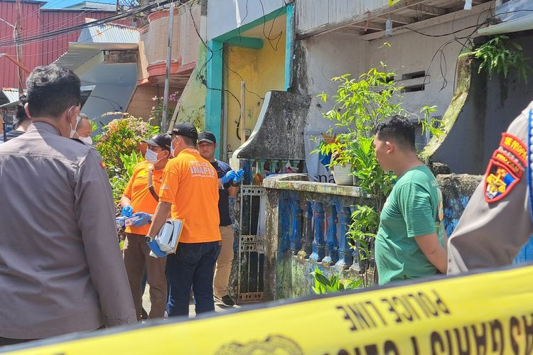 Polisi saat berada di lokasi penemuan mayat di Jalan Kandea Makassar, Minggu (14/4/2024)
