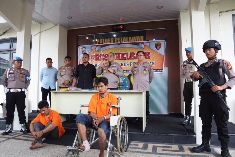 Dua dari lima pelaku pembunuhan saat dihadirkan dalam konferensi pers di Polres Pelalawan, Riau, Selasa (8/11/2022).