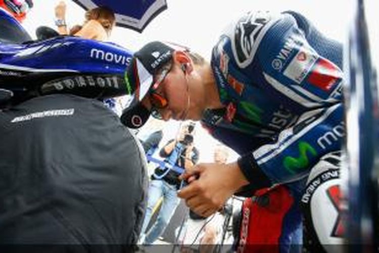 Pebalap Movistar Yamaha asal Spanyol, Jorge Lorenzo, melakukan pemanasan sebelum memulai balapan GP Ceko di Sirkuit Brno, Minggu (18/8/2014).