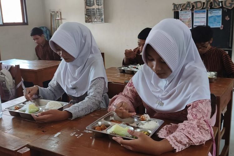 Uji Coba MBG Prasmanan Mulai Diterapkan di Batang, Menu Lebih Hangat dan Tak Pakai Ompreng