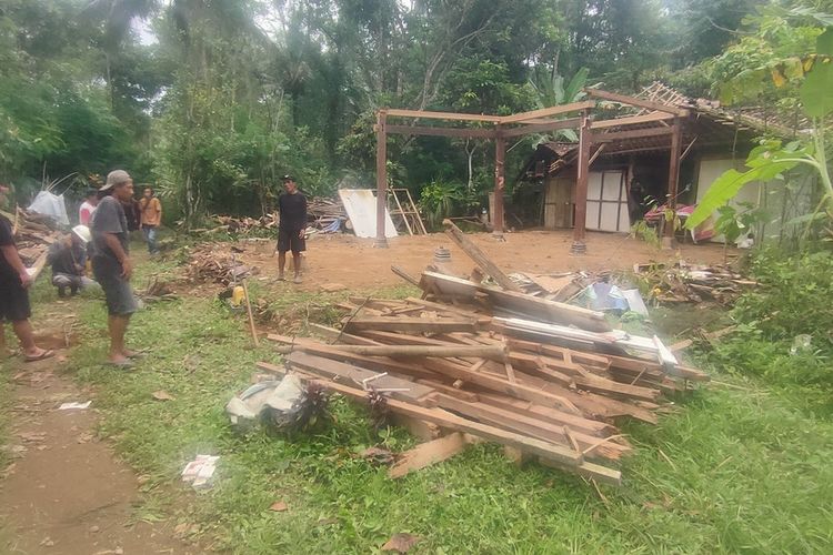 Rumah Limasan rusak berat akibat tertimpa pohon Kedawung yang patah di padukuhan Beteng, kalurahan Jatimulyo, kapanewon Girimulyo, Kabupaten Kulon Progo, Daerah Istimewa Yogyakarta, Senin (9/12/2024). Pemilik rumah sedang ke luar kota saat kejadian.
