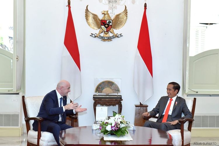 Presiden FIFA Gianni Infantino (kiri) bertemu dengan Presiden Joko Widodo (kanan) di Istana Merdeka, Jakarta, Selasa (18/10/2022) siang WIB.