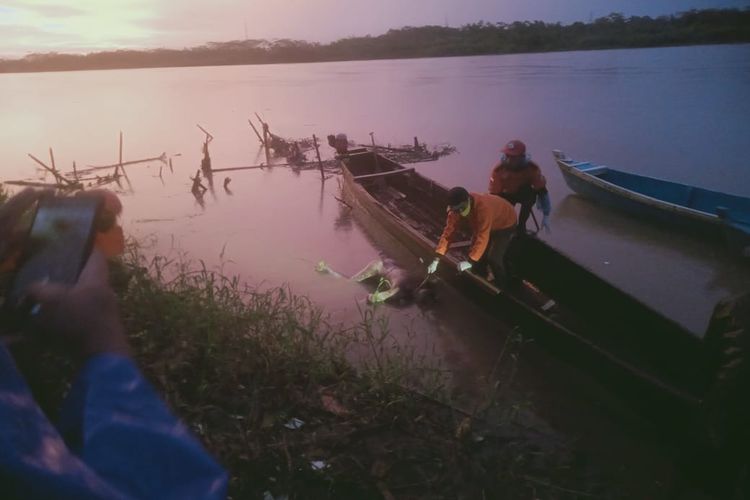 Penemuan mayat laki-laki tanpa identitas tepi Sungai Serayu, Desa Karangkemiri, Kecamatan Maos, Kabupaten Cilacap, Jawa Tengah, Selasa (18/1/2023) sore.