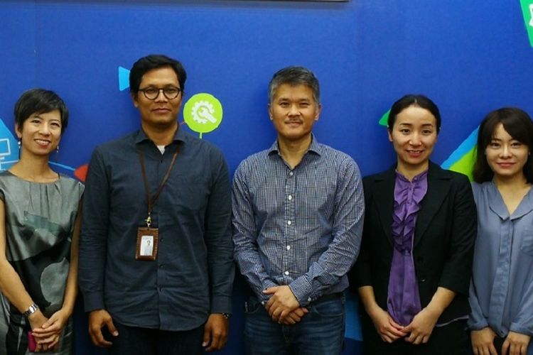 Director Corporate Affairs Alibaba Group Rico Ngai (tengah) saat berkunjung ke kantor Kompas.com, Senin (15/1/2018),