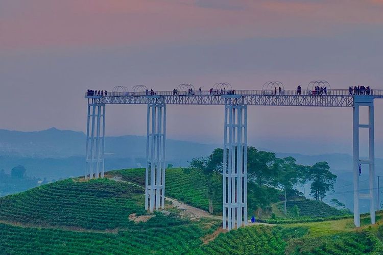 Jembatan kaca Kemuning Sky Hills, Jawa Tengah.