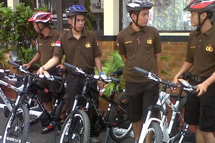 Sejak enam bulan lalu Polres Parepare meluncurkan pasukan patroli sepeda untuk menambah rasa aman dan kenyamanan warga. Bahkan, demi kesan lebih bersahabat, polisi bersepeda ini mengenakan seragam yang jauh lebih santai.