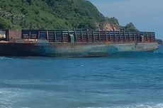Kapal Tongkang Tanpa Awak di Perairan Lombok Barat Jadi Tontonan Warga