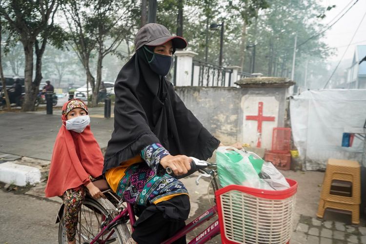 Dua Bulan Disiksa Kabut Asap dan Air Asin, Warga Pontianak: Kami Butuh Udara Segar