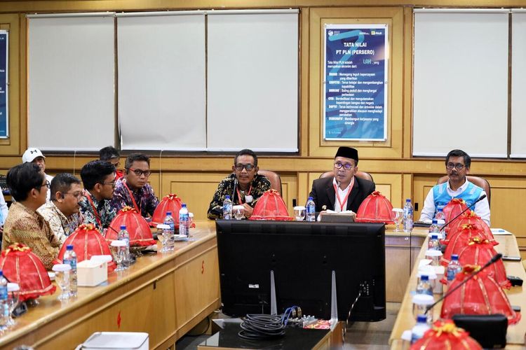 Wali Kota Makassar, Mohammad Ramdhan Pomanto memenuhi undangan PT PLN Sulselrabar mengecek langsung kondisi sistem kelistrikan di Kota Makassar secara realtime lewat dashboard pada Control Center PLN, Senin (3/11/2023).