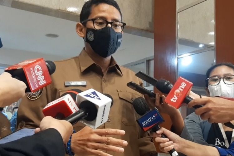 Menteri Pariwisata dan Ekonomi Kreatif Sandiaga Uno memberikan keterangan pers usai rapat dengan Komisi X DPR di Kompleks Parlemen, Jakarta, Rabu (16/3/2022).