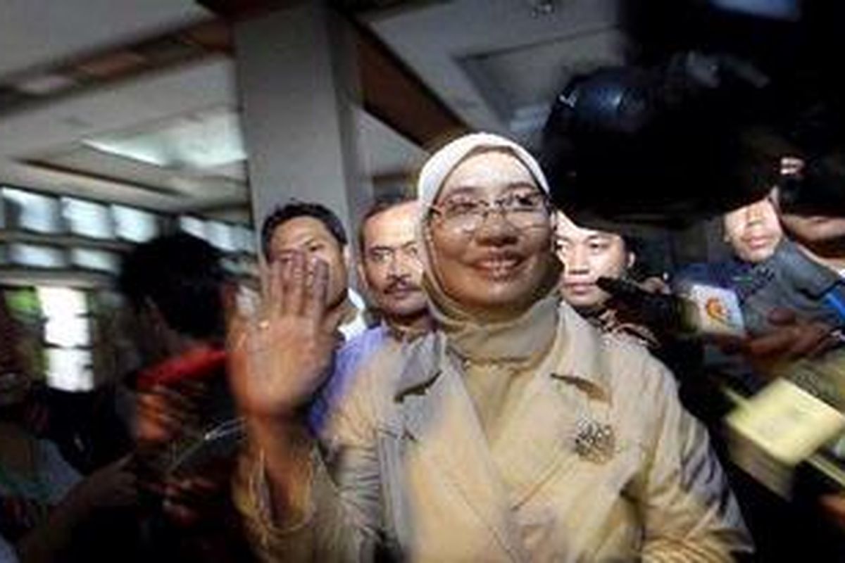 Anggota Komisi Pemilihan Umum (KPU), Andi Nurpati memberikan keterangan kepada wartawan sebelum mengikuti rapat pleno di Gedung KPU, Jakarta Pusat, Rabu (23/6/2010). 