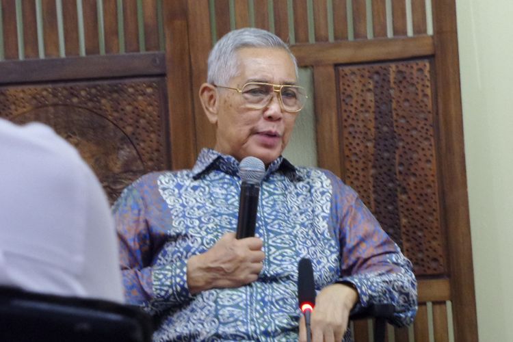Wakil Presiden keenam RI Try Sutrisno saat menjadi pembicara dalam diskusi di kantor Para Syndicate, Jakarta, Kamis (26/10/2017).