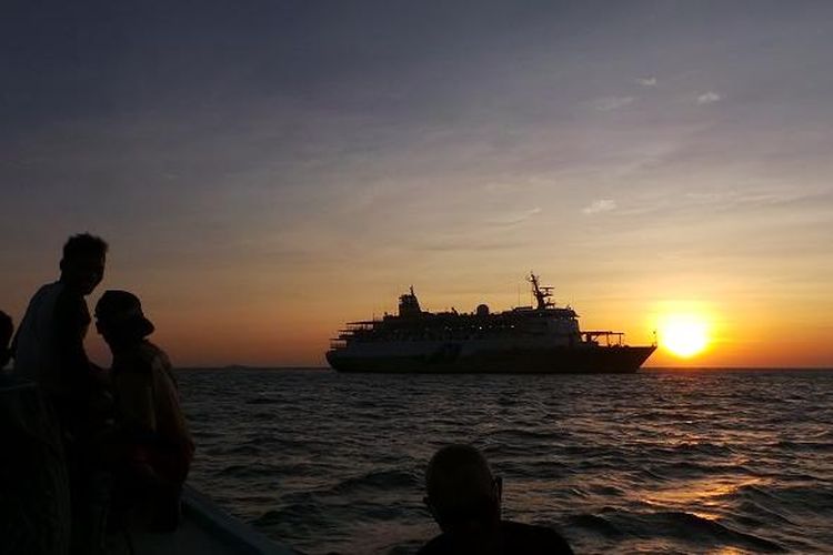Para wisatawan menikmati momen-momen matahari terbenam setelah snorkeling di Laut Karimunjawa, Jepara, Jawa Tengah, Sabtu (18/7/2015). PT Pelni menawarkan pilihan wisata bahari seperti ke Karimunjawa menggunakan kapal feri.