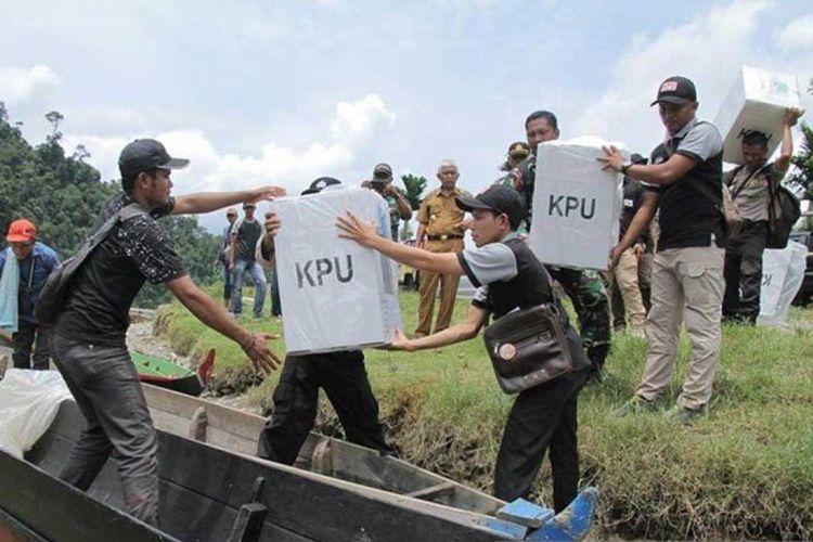 Ilustrasi - Petugas mendistribusikan logisltik Pemilu 2019 ke daerah pedalaman Kabupaten Aceh Selatan. 