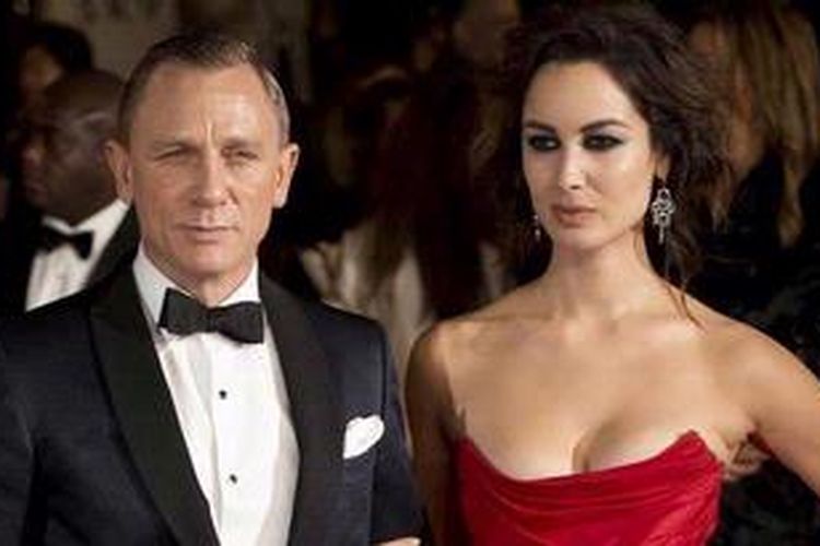 Aktor Inggris Daniel Craig dan aktris Perancis Berenice Marlohe berfoto berdua ketika tiba pemutaran perdana film baru James Bond, Skyfall, untuk kalangan kerajaan, di Royal Albert Hall, London (Inggris), 23 Oktober 2012 waktu setempat.
