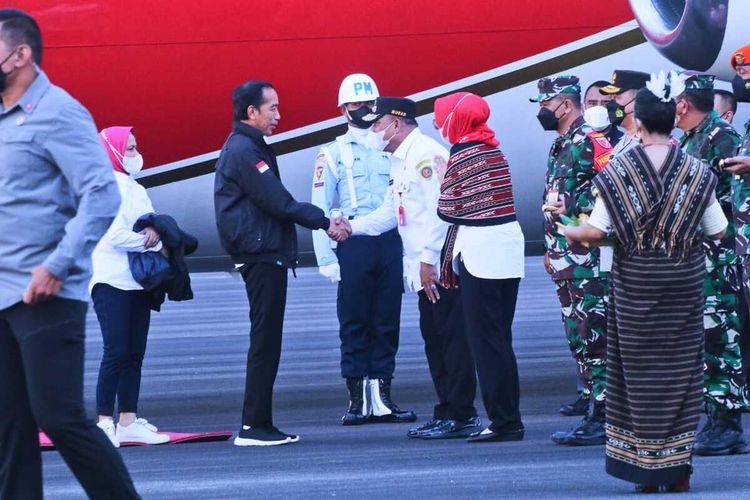 Presiden Joko Widodo dan ibu negara bersama rombongan tiba di Bandara Udara Mathilda Batlayeri, Saumlaki, Kepulauan Tanimbar, Maluku, Kamis (1/9/2022)