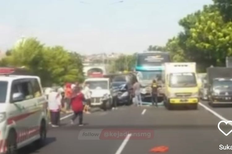 Kecelakaan beruntun di Tol Jangli, Kota Semarang, Jawa Tengah 