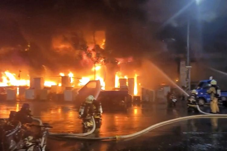 Tangkapan layar dari video yang direkam oleh EBC Taiwan, petugas pemadam kebakaran memadamkan api di sebuah gedung di Kaohsiung, Taiwan pada Kamis (14/10/2021). Api melalap sebuah gedung 13 lantai di kota tersebut.