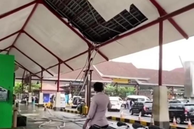 Tangkapan layar video yang memperlihatkan atap plafon di bangunan Bandara Internasional I Gusti Ngurah Rai Bali, jebol akibat terjangan angin kencang.