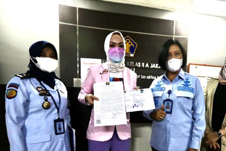 Mantan anggota DPR Angelina Sondakh resmi menghirup udara bebas setelah keluar dari Lembaga Pemasyarakatan Perempuan Jakarta, Kamis (3/3/2022) pagi.