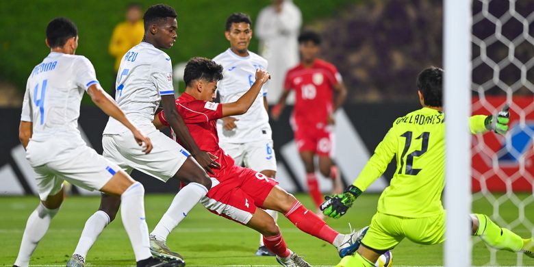Penyerang Timnas U17 Indonesia, Mierza Firjatullah, menendang bola ke gawang kiper Timnas U17 Honduras Noel Eduardo Valladares Carrasco (kanan) pada laga Grup H Piala Dunia U17 2025 di Lapangan 2 Aspire Zone, Doha, Qatar, Senin (10/11/2025). ANTARA FOTO/Bayu Pratama S/app/YU