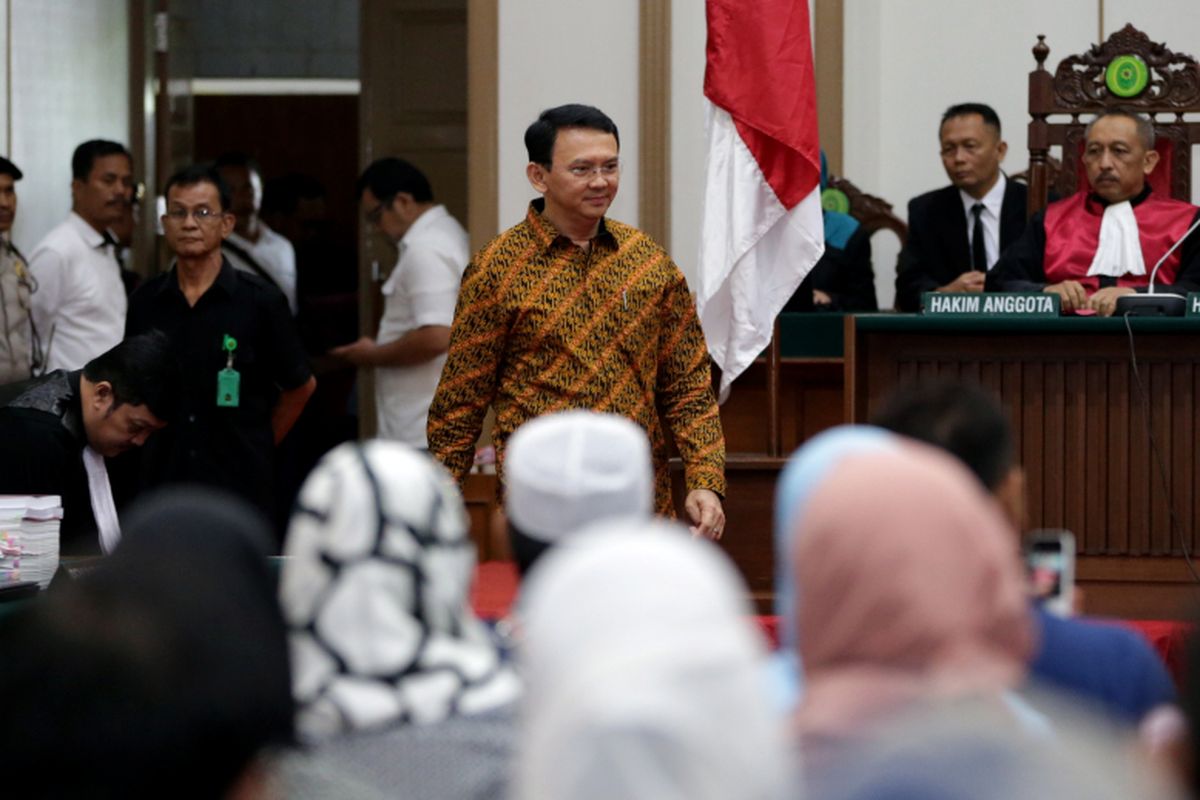 Terdakwa kasus dugaan penodaan agama, Basuki Tjahaja Purnama atau Ahok mengikuti sidang di Pengadilan Negeri Jakarta Utara di Auditorium Kementerian Pertanian, Jakarta Selatan, Selasa (25/4/2017). Sidang kali ini dengan  Basuki Tjahaja Purnama membacakan pledoi atau pembelaannya. POOL/KOMPAS IMAGES/KRISTIANTO PURNOMO