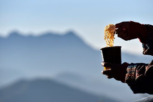 Jangan Cuma Bawa Bekal Mi Instan Saat Mendaki Gunung, Ini Alasannya