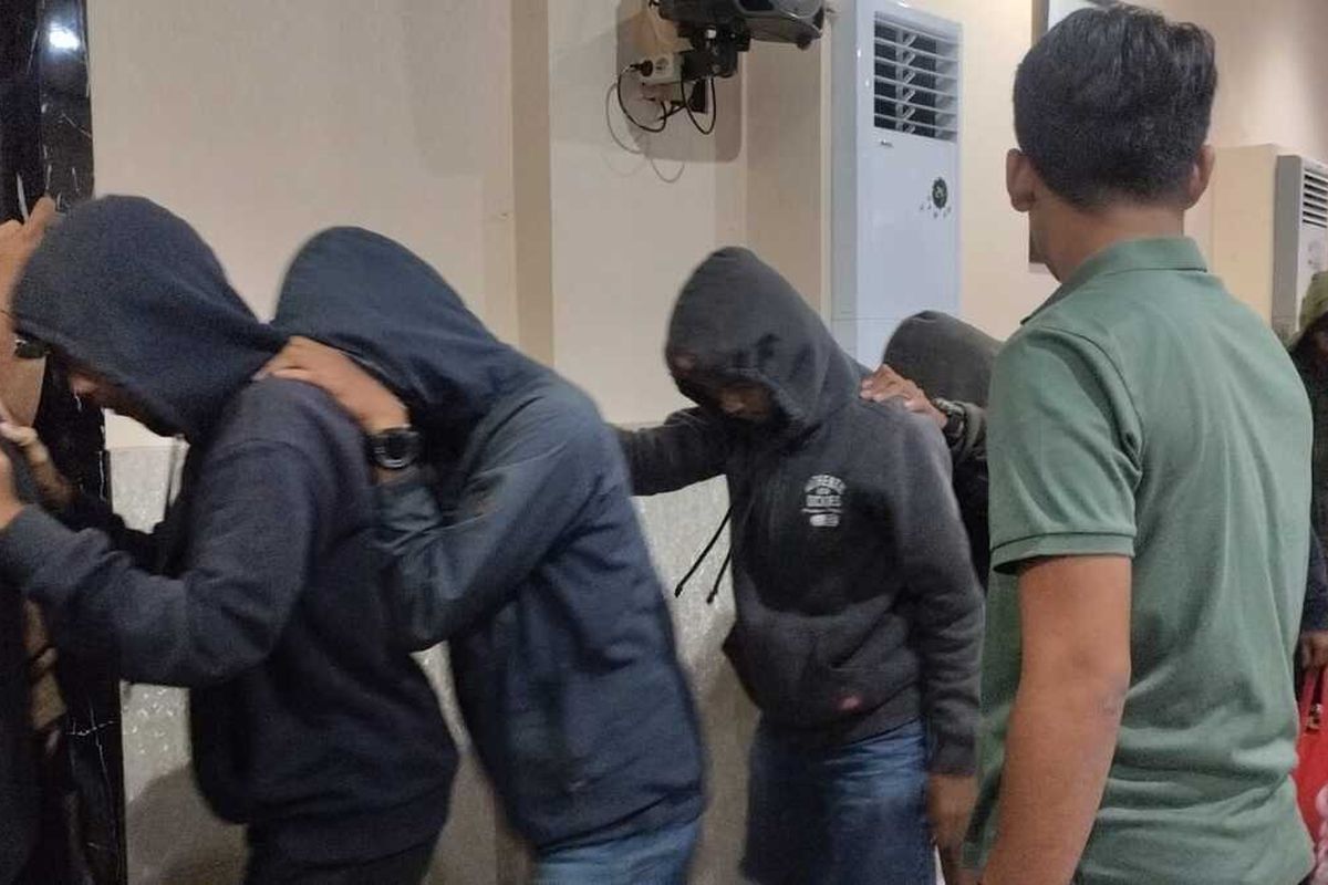 Sejumlah mahasiswa yang diamankan polisi saat bentrok di kawasan UNM Parang Tambung, Jalan Malengkeri Raya, Kecamatan Tamalate, Kota Makassar, Sulsel, Jumat (24/5/2024).