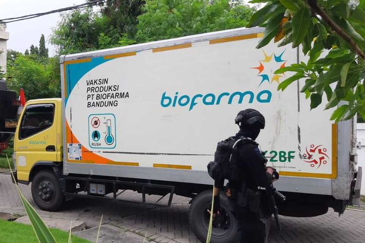 Truk pembawa vaksin Covid-19 sampai di kantor Dinas Kesehatan Jatim di Jalan Ahmad Yani Surabaya, Senin (4/1/2021).