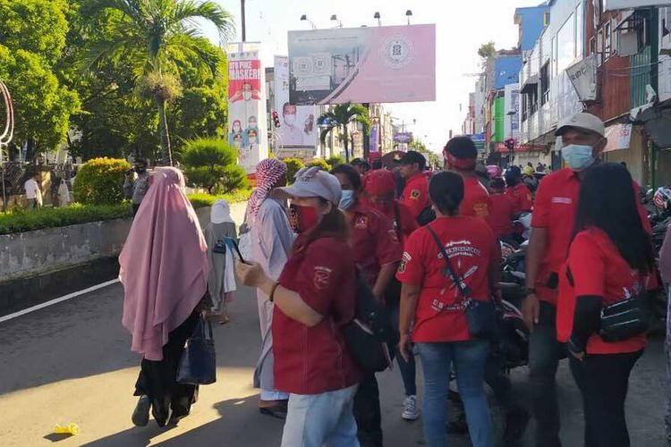 Puluhan pemuda kristen di Kota Ambon ikut mengamankan pelaksanaan Shalat Idul Fitri di Masjid Raya Al Fatah Ambon, Kamis (13/5/2021)