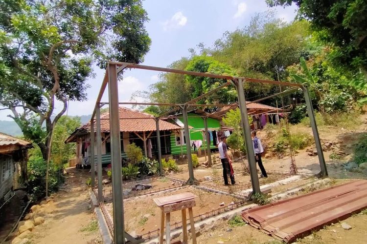 Salah satu kondisi bangunan rumah warga terdampak gempa bumi Cianjur, Jawa Barat, yang pembangunannya mangkrak karena ditinggalkan pihak pelaksana.