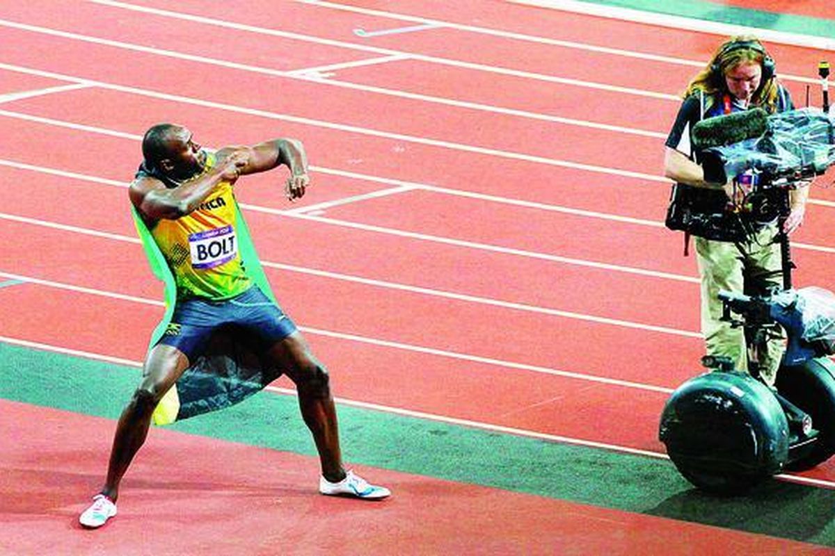 Pelari Usain Bolt asal Jamaika merayakan kemenangan setelah meraih medali emas dalam final 100 meter putra Olimpiade London 2012, Senin (6/8) dini hari WIB.