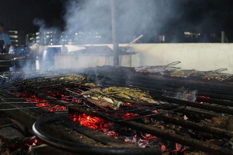 Ikan yang tengah dibakar di kios milik Idris Marsuki di area Foodcourt Pasar Ikan Modern (PIM) Muara Baru.