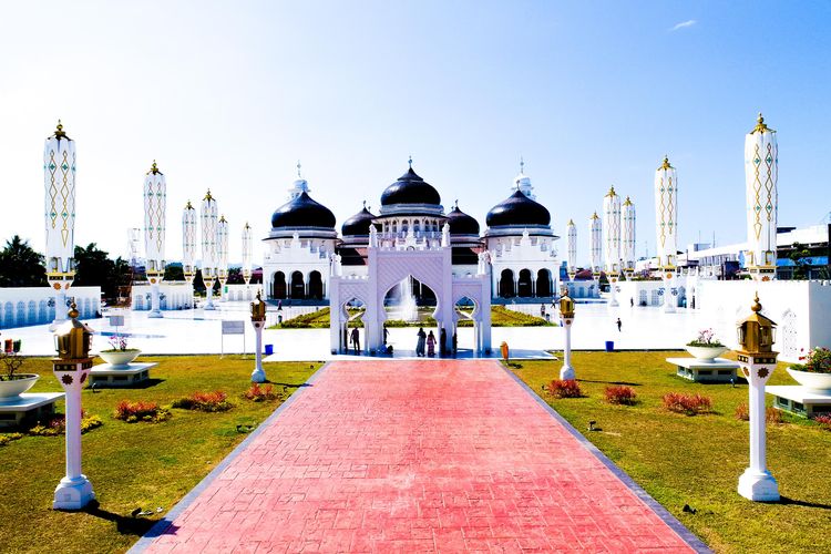 Masjid Baiturrahman Aceh, perpaduan sejarah, kemegahan arsitektur, dan destinasi wisata religi yang memukau.