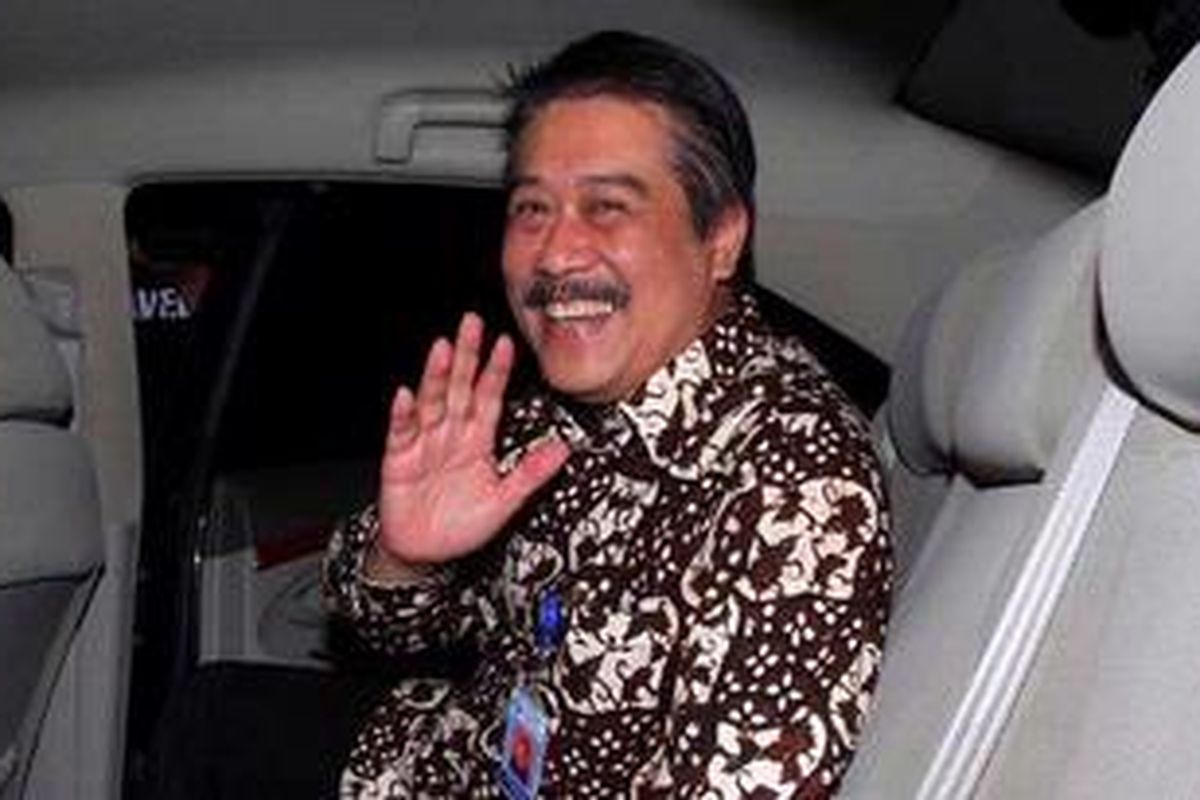 Jajaran PPATK ber-Kordinasi dengan KPK - Kepala Pusat Pelaporan dan Analisis Transaksi Keuangan (PPATK) M Yusuf dan Wakil Ketua PPATK,Agus Santoso, Jumat (10/8/2012), secara terpisah mendatangi kantor KPK. Keduanya melakukan koordinasi dengan KPK mengenai laporan hasil analisis PPATK terkait transaksi mencurigakan sejumlah penyelenggara negara. Secara keseluruhan sebanyak dua ribu transaksi yang mencurigakan di laporkan PPATK. Tampak Wakil Ketua PPATK,Agus Santoso, memberikan keterangan pers usai melakukan pertemuan dengan KPK. 