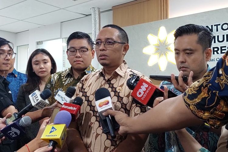 Kepala Kantor Komunikasi Kepresidenan Hasan Nasbi saat ditemui di Gedung Kwarnas, Jakarta, Jumat (7/2/2025). 