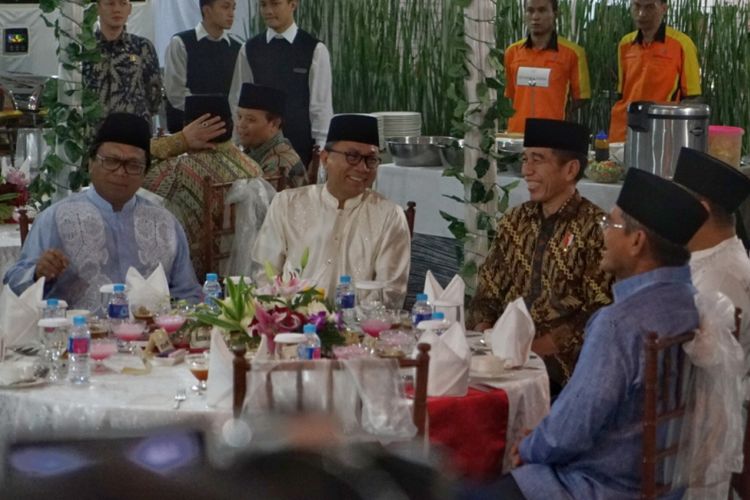 Presiden Joko Widodo menghadiri acara buka puasa bersama di rumah dinas Ketua MPR RI Zulkifli Hasan, Kompleks Widya Chandra, Jakarta Selatan, Jumat (8/6/2018).