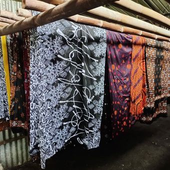 Contoh produk batik yang sedang dijemur di Batik Sembung, Kulon Progo, Yogyakarta. 