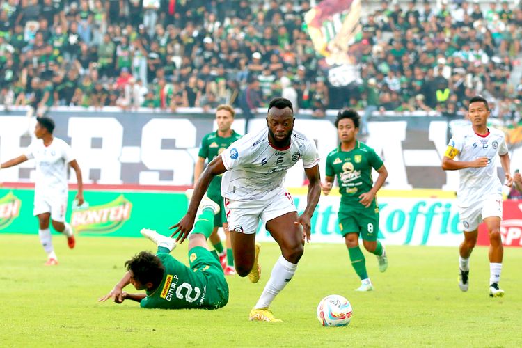 Pemain Arema FC Charles Lokoli Ngoy saat pertandingan pekan ke-13 Liga 1 2023-2024 melawan Persebaya Surabaya yang berakhir dengan skor 3-1 di Stadion Gelora Bung Tomo Surabaya, Sabtu (23/9/2023) sore.