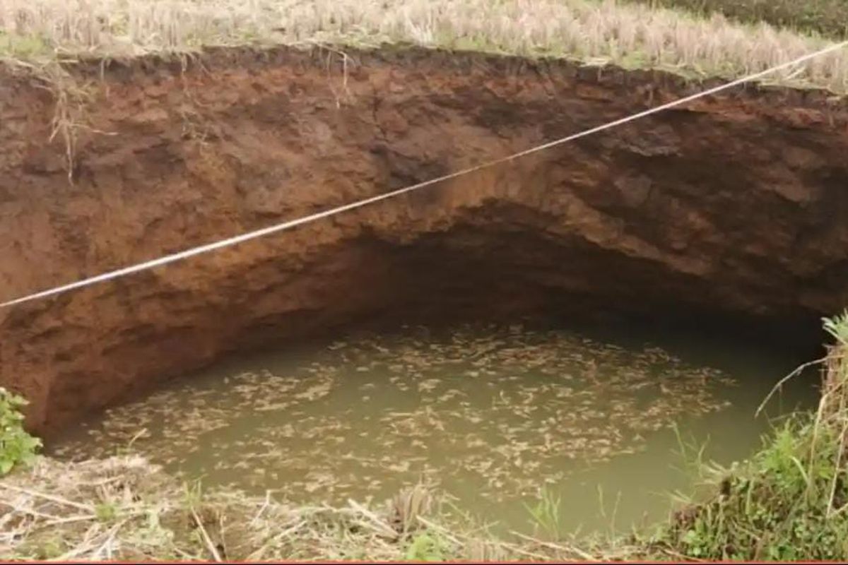 Fenomena sinkhole atau tanah berlubang mengejutkan warga Jorong Tepi, Nagari Situjuah Batua, Kabupaten Lima Puluh Kota, Sumatra Barat, pada Minggu (4/1/2026).  Air jernih dari sinkhole di Limapuluh Kota yang sempat diambil warga dipastikan mengandung bakteri E. coli berdasarkan hasil pemeriksaan pemerintah.
