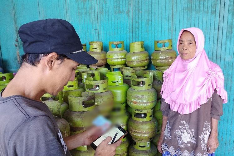 Warga saat membeli gas elpiji 3 Kg bersubsidi dengan menunjukan KTP untuk didaftarkan sebagai penerima subsidi di salah satu pangkalan di Kota Tegal, Jawa Tengah, Kamis (27/7/2023)