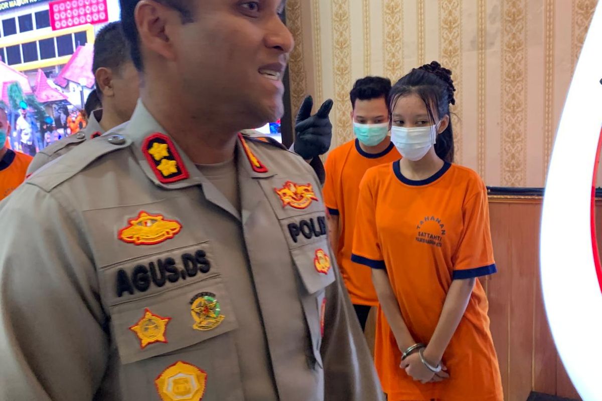 DITANGKAP—Inilah selebgram asal Kare-Kabupaten Madiun yang ditangkap polisi gegera kedapatan mempromosikan salah satu situs judi online. Nampak tersangka LS sementara digiring di Mapolres Madiun Kota, Jawa Timur, Selasa (11/3/2025).