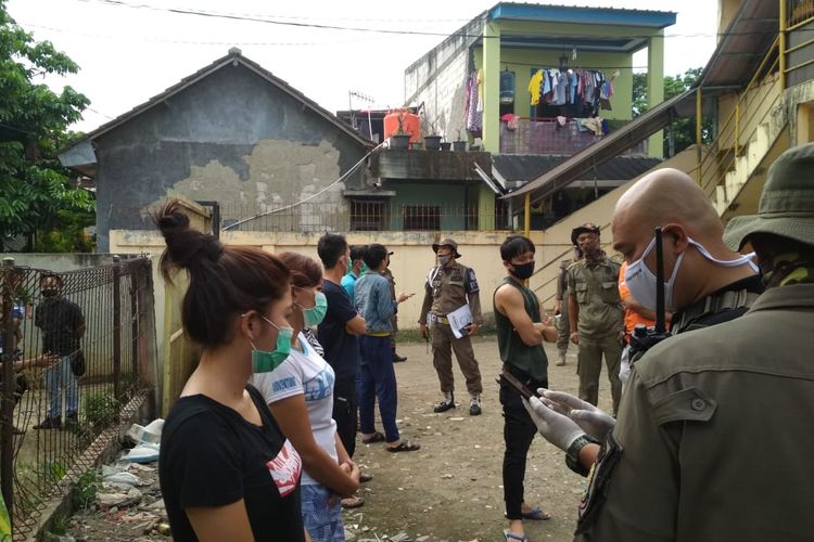 Satpol PP Kota Tangerang Selatan melakukan razia di sejumlah indekost dan kontrakan di wilayah Serpong, Tangerang Selatan.