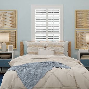 Pilih dan gunakan cat dinding dengan warna terang, seperti putih, krem, atau pastel untuk kamar tidur sempit agar terlihat nyaman dan mudah dipadukan.