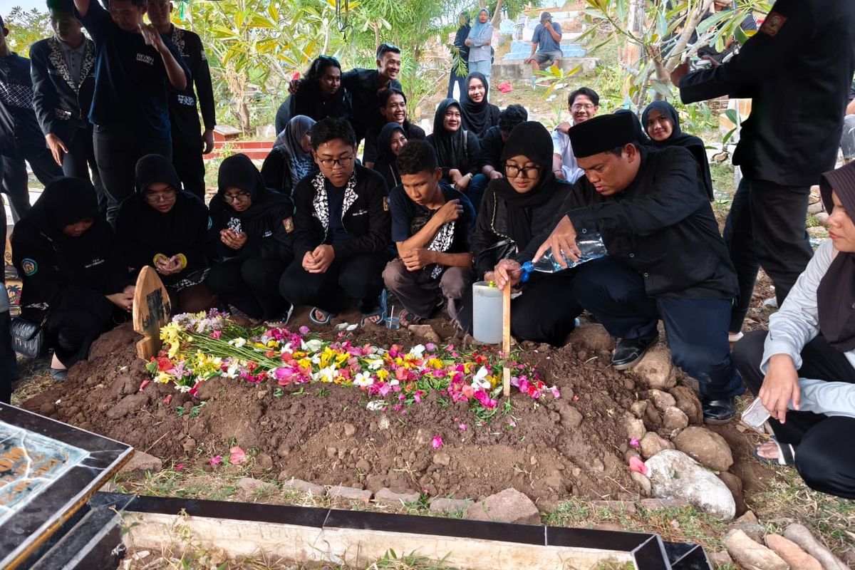 Ratusan Pelayat Hadiri Pemakaman Mahasiswa UGM Korban Perahu Terbalik di Sumbawa 