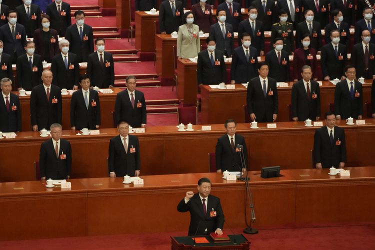 Presiden China Xi Jinping mengambil sumpahnya setelah dia mendapat suara bulat terpilih sebagai Presiden China tiga periode selama sesi Kongres Rakyat Nasional China (NPC) di Aula Besar Rakyat di Beijing, Jumat, 10 Maret 2023.
