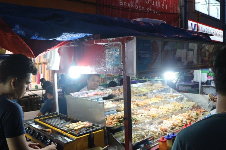 Berbagai sate modern yang terdiri dari berbagai macam seafood dan bakso dijajakan di Pasar Lama Tangerang