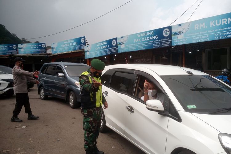 Polisi memutar balik sejumlah kendaraan di jalur Puncak perbatasam Cianjur-Bogor, Minggu (16/5/2021). Penyekatan dilakukan untuk mencegah lonjakan pengunjung wisata di Cianjur.