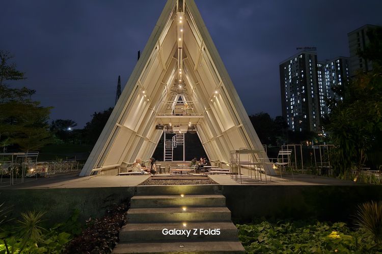 Hasil foto Nightography Samsung Galaxy Z Fold 5. Dalam foto ini, berbagai obyek di dalam foto seperti bangunan berbentuk segitiga, kursi, hingga meja masih bisa ditampilkan dengan cukup tajam, detail, serta memiliki warna yang tidak berlebihan dan menyerupai aslinya. 